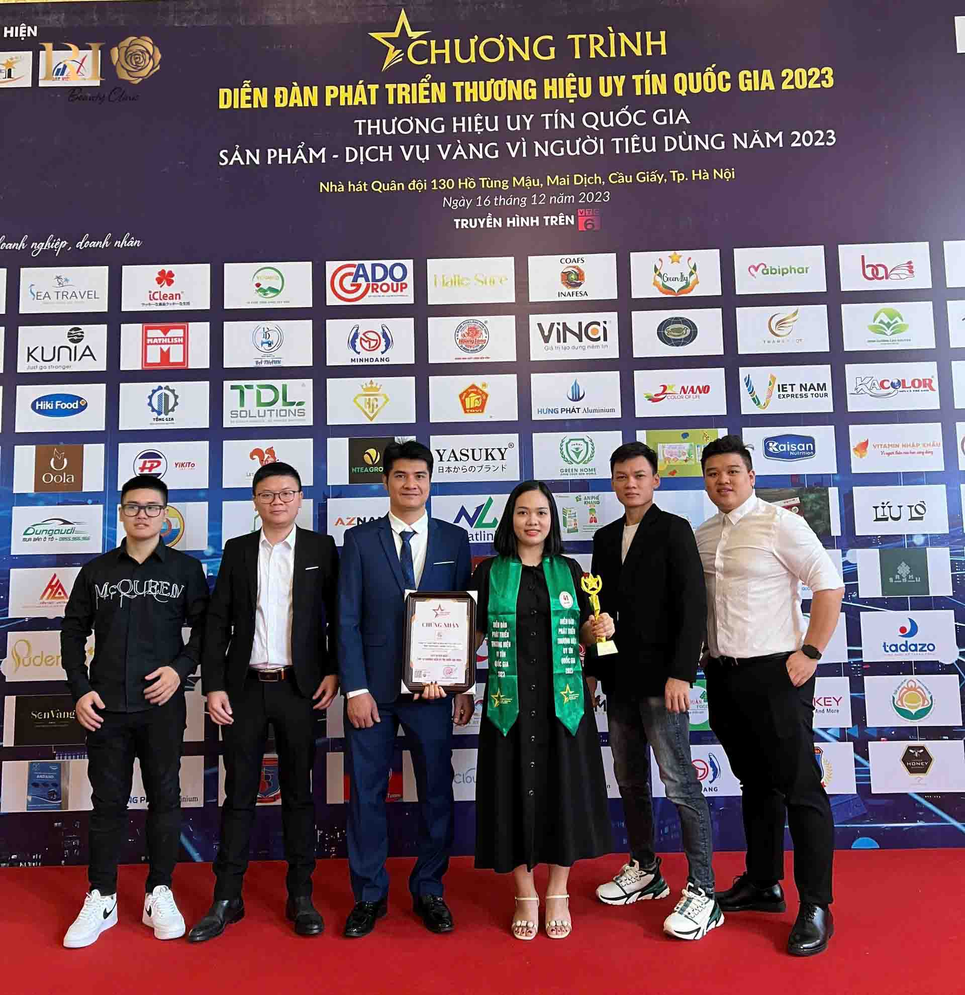 Artist Grand Master Pham Thanh Tam: CEO, Aesthetic Innovator, and International Judge 3 CEO Pham Thanh Tam and Rio Beauty Clinic Team receiving the Vietnam Prestigious Brand Award 2023 for excellence