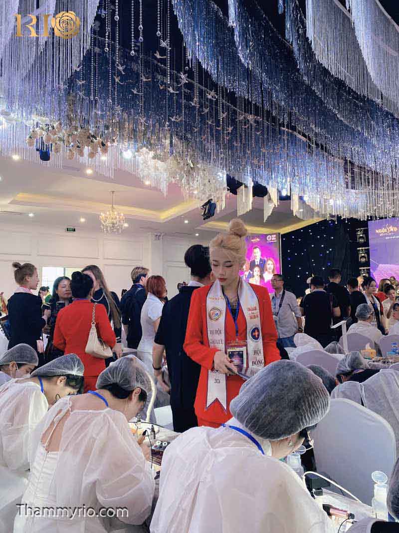 Artist Master Thuy Tien, a young and highly respected PMU Judge for numerous domestic aesthetic competitions in Vietnam