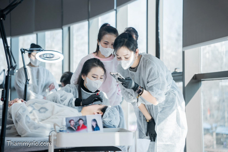 Artist Grand Master Pham Thanh Tam: CEO, Aesthetic Innovator, and International Judge 7 Artist Grand Master Pham Thanh Tam receiving multiple major PMU awards and trophies from international and domestic competitions