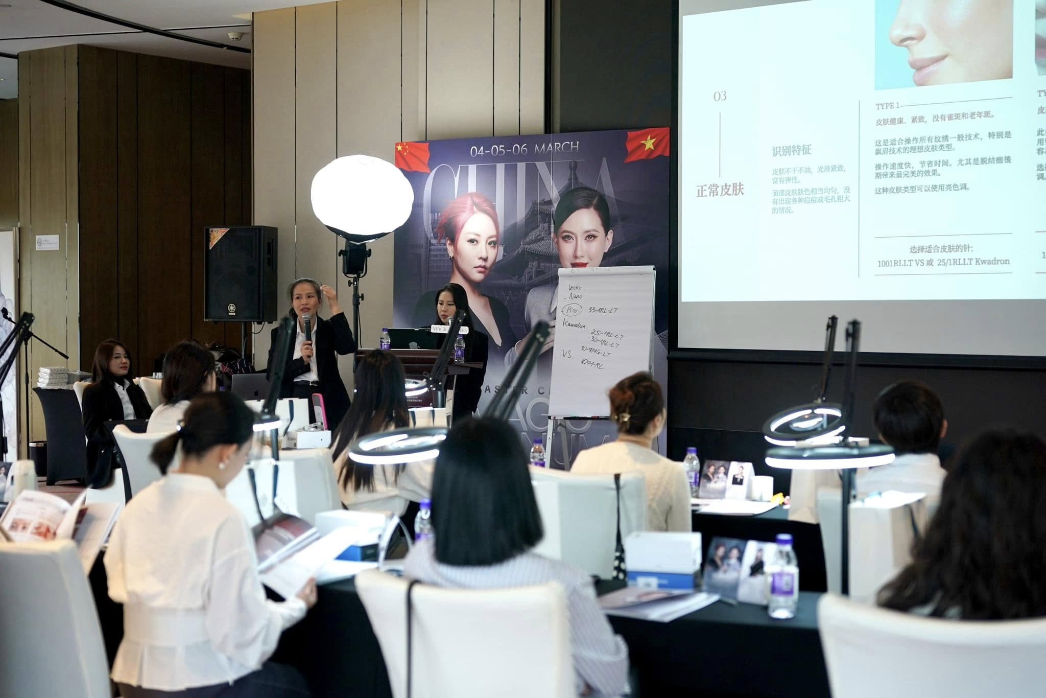 Artist Grand Master Pham Thanh Tam: CEO, Aesthetic Innovator, and International Judge 15 CEO Pham Thanh Tam, Leading Aesthetic Education Authority at Rio Beauty Spa, instructing large PMU classes