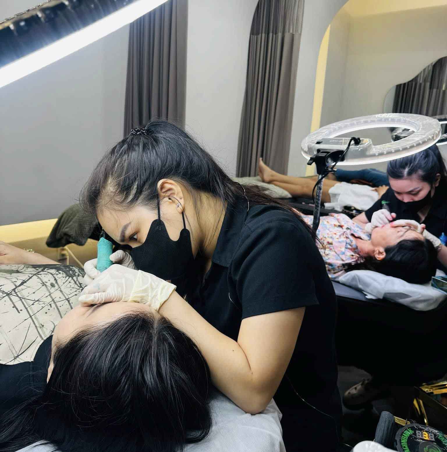 Artist Master Nguyen Ngan: Top 1 PMU, Judge and Mentor 9 Artist Master at Rio Beauty Clinic, a high-demand artist known for her friendly and humorous chairside manner