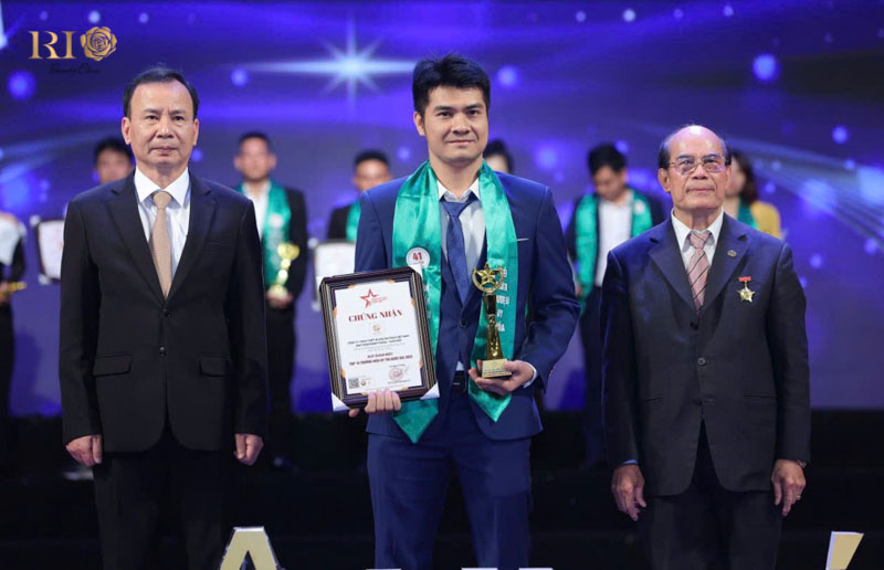 Expert Tran Manh Thang (Master Artist Trieu Viet Anh) 8 In 2023, Tran Manh Thang was the star of the beauty brand, bringing home a prestigious award for Rio Beauty Clinic.