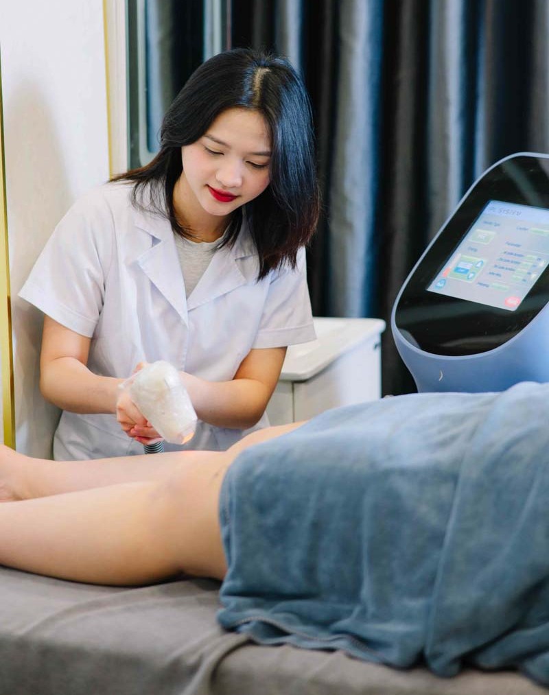 Hình ảnh chuyên gia laser nhiều năm kinh nghiệm trực tiếp thực hiện quy trình triệt lông cho khách hàng tại Rio