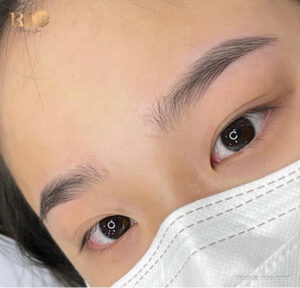 Điêu khắc chân mày ngang tạo đuôi cho mày ngắn, giúp khuôn mặt tròn thon gọn.