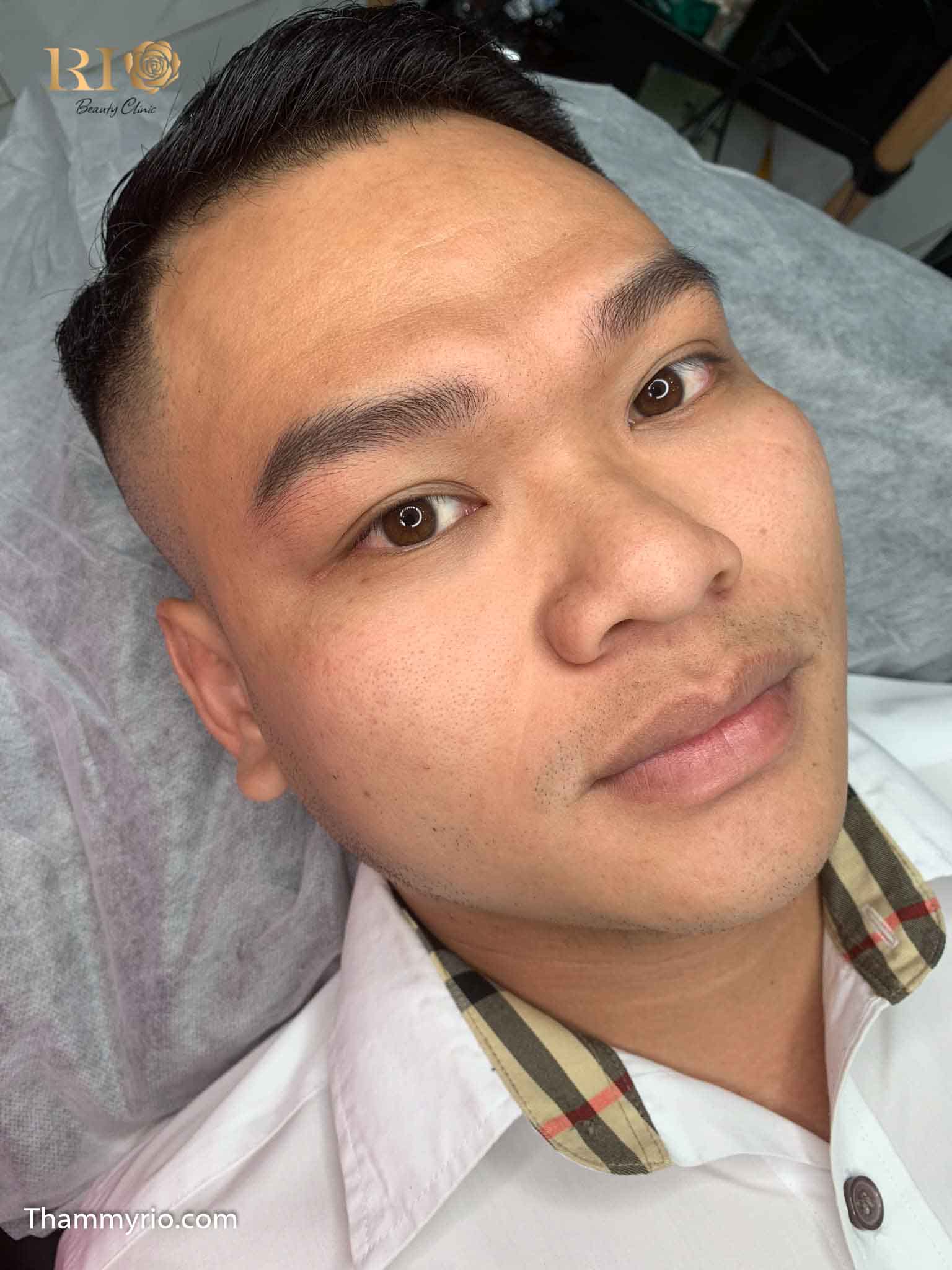 Artist Master Mely Thao: The Global PMU Educator and Master Artisan 10 Artist Master Mely Thao customizing men's eyebrow shapes based on individual facial structure analysis