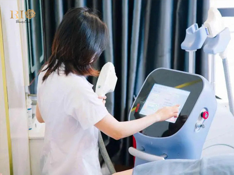 Chuyên gia tại Thẩm Mỹ Rio thực hiện làm hồng nhũ hoa tại spa bằng công nghệ Light Pink Skin độc quyền.