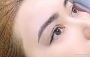 Detailed view of eyebrows 3D hair strokes for a realistic appearance.