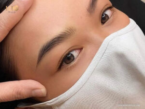 Detailed view of eyebrows 3D hair strokes for a realistic appearance.