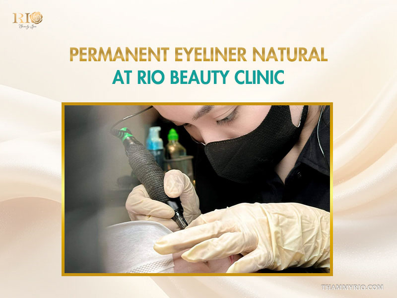 Professional technician performing permanent eyeliner natural at Rio Beauty Clinic.