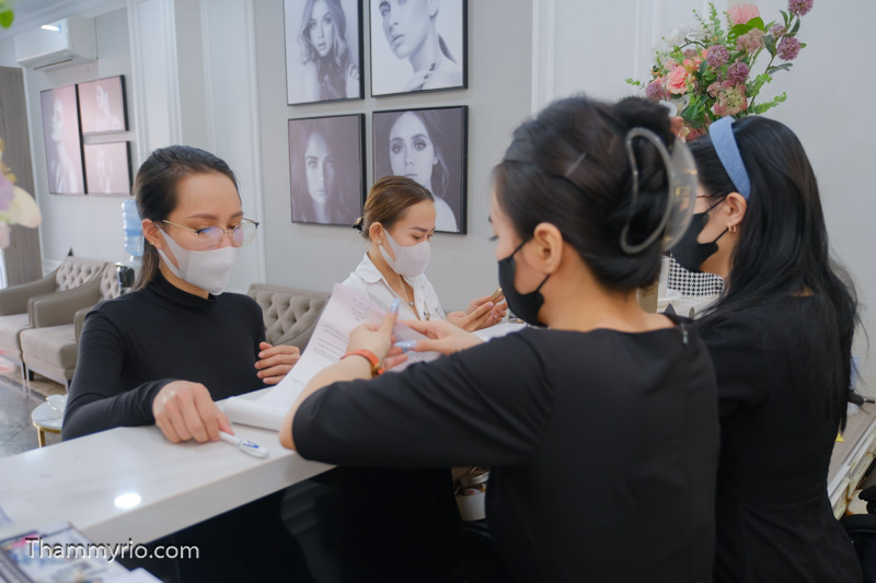 A professional expert at Rio Beauty Clinic consulting a client, explaining cosmetic tattoo procedures and desired results before treatment.
