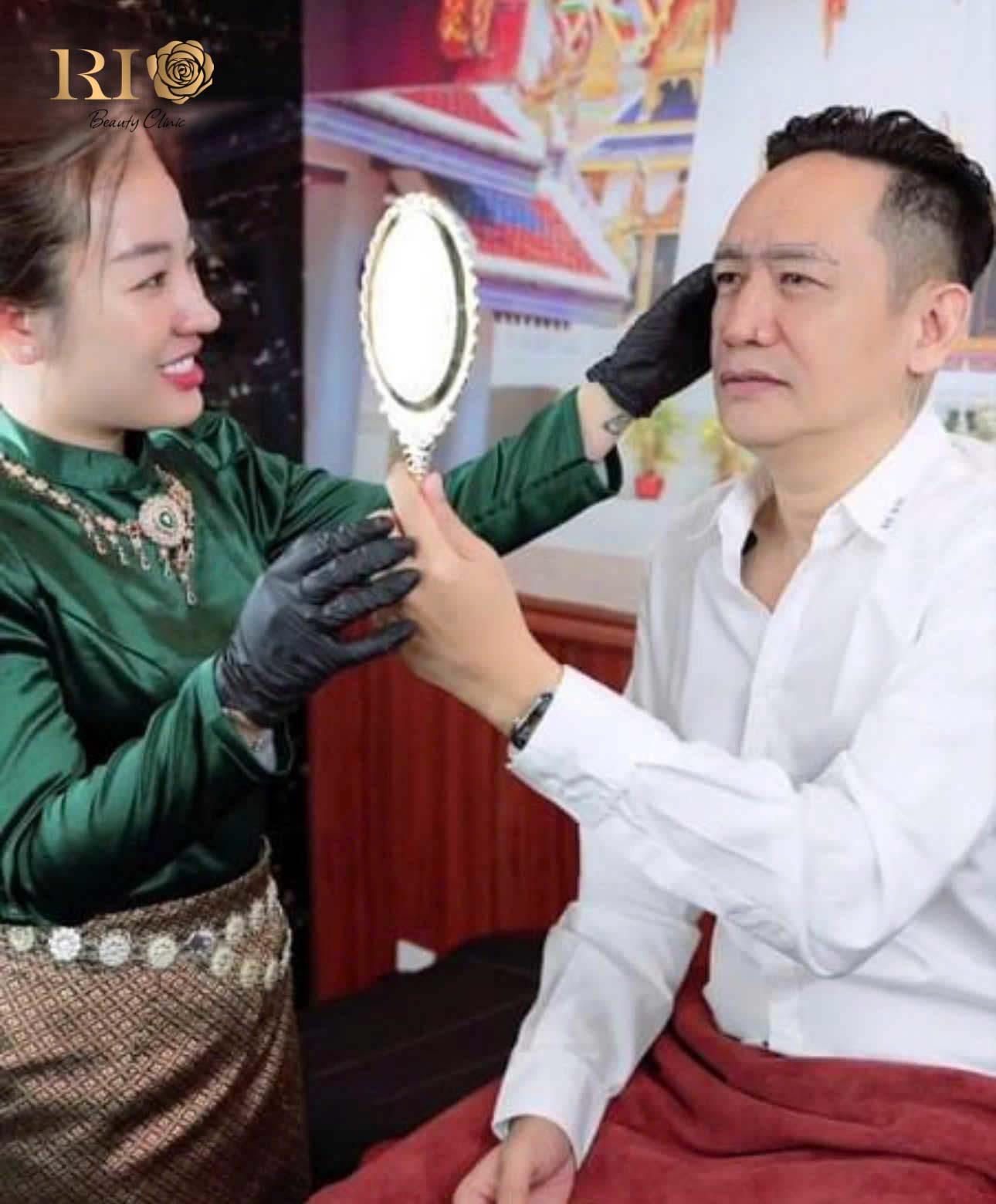 Kỹ thuật viên đang thực hiện bước vệ sinh làm sạch và ủ tê chuyên dụng cho vùng da khách hàng trước khi tiến hành xóa xăm tại Rio Beauty Clinic.