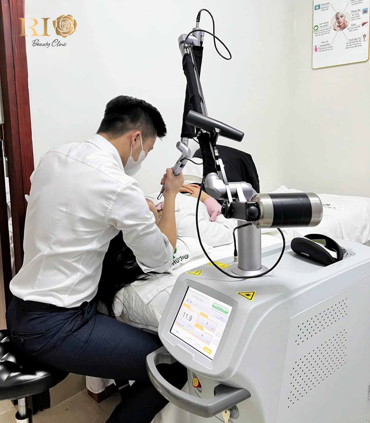 Chuyên gia đang sử dụng máy Laser công nghệ cao để phá vỡ sắc tố mực xăm thành các hạt siêu nhỏ, đảm bảo an toàn cho vùng da xung quanh.
