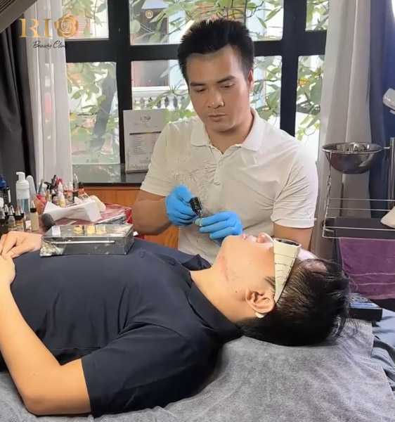 chuyên gia Trần Mạnh Thắng người sáng lập ra dịch vụ xăm chân râu tại Việt Nam đầu tiên