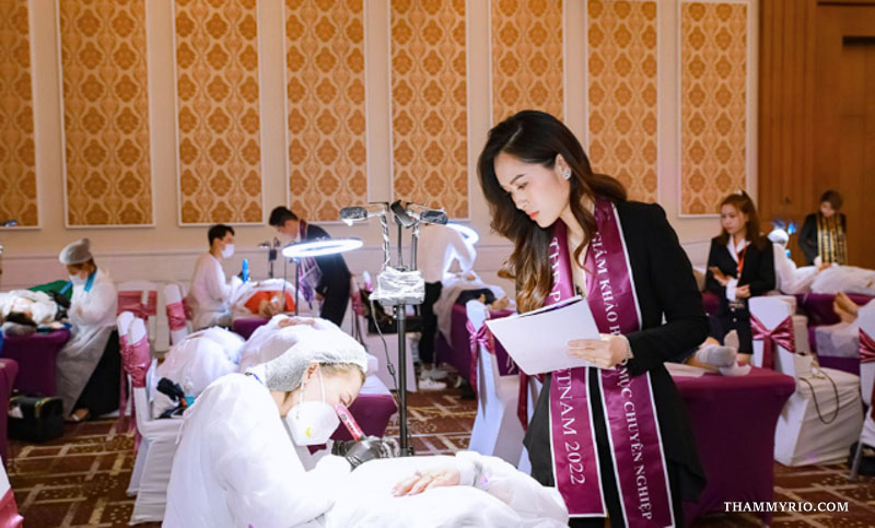 Expert Taylar Nguyen performing professional cosmetic tattooing for hybrid brows near me in Hanoi.