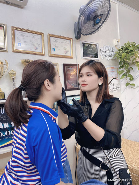 Expert Mely Thao performing a consultation for lip blush near me in Hanoi at Rio Beauty Clinic.