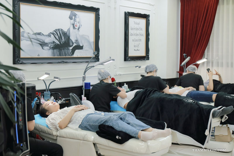 Professional procedure room at DK Beauty clinic providing lip blush near me in Hanoi.