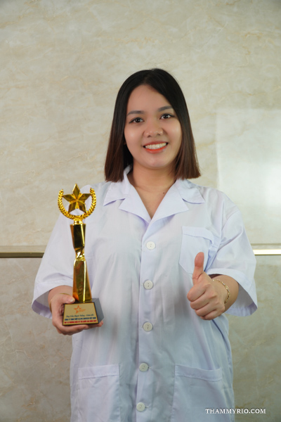 Professional technician holding an award for lip neutralization near me in Hanoi