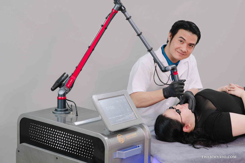 Specialist performing advanced laser lip neutralization near me in Hanoi
