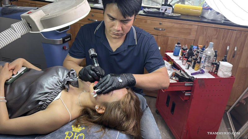 Expert technician performing professional lip tattooing near me in Hanoi at Rio Beauty Clinic.