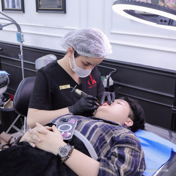 Professional technician performing lip tattooing near me in Hanoi at DK Eyebrows & Beauty.