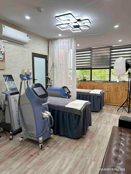 Rio Beauty Clinic modern treatment room with professional equipment and beds for high-quality microblading near me services.