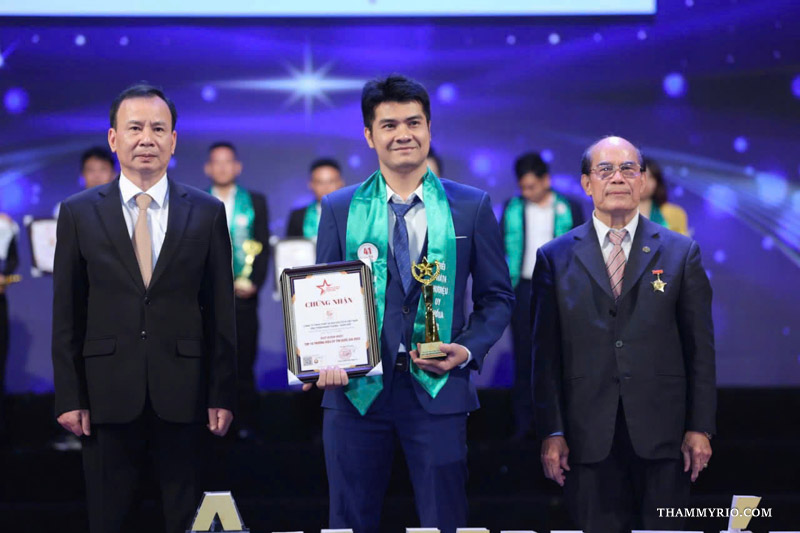 Rio Beauty Clinic founder Tran Manh Thang receiving a prestigious brand award for top microblading near me services in Hanoi.