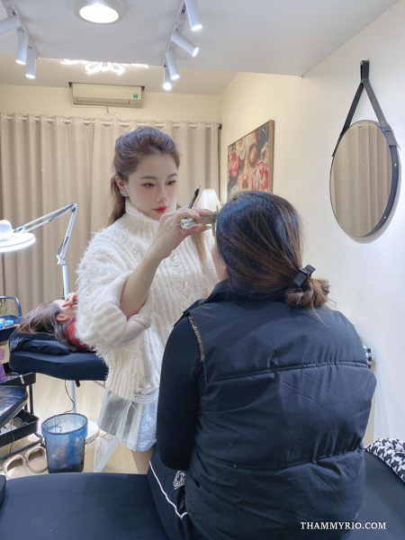 Professional technician performing nano eyebrows near me in Hanoi at Quynh Quyen