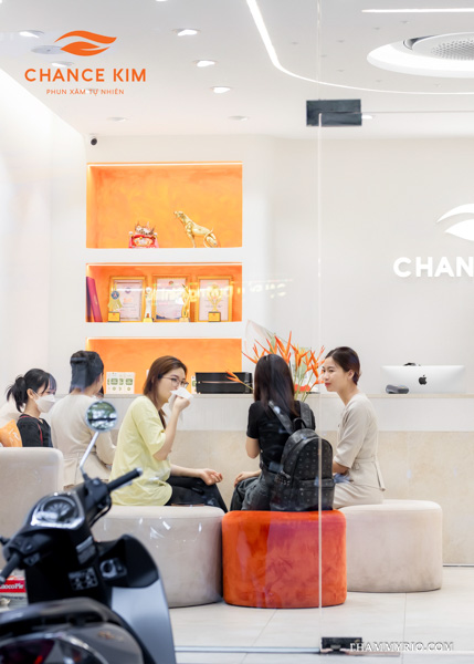 Professional consultation for nano eyebrows near me in Hanoi at Chance Kim aesthetic salon.
