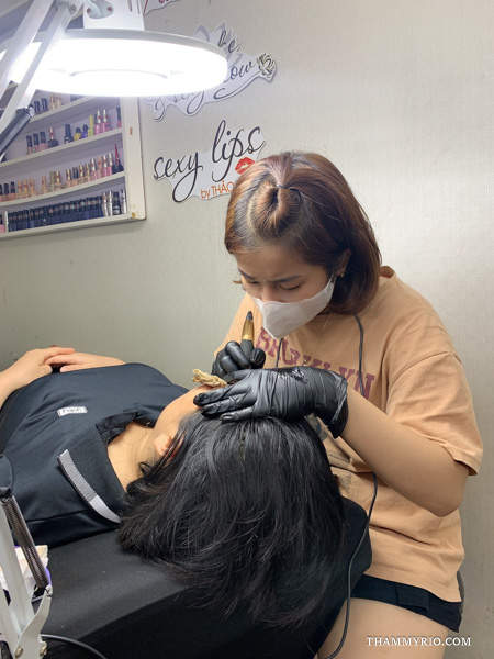 Professional technician performing nano hair stroke brows near me in Hanoi at Rio Beauty Clinic.