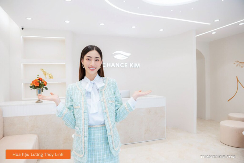 Miss World Vietnam Luong Thuy Linh at a luxury clinic for nano hair stroke brows near me in Hanoi.