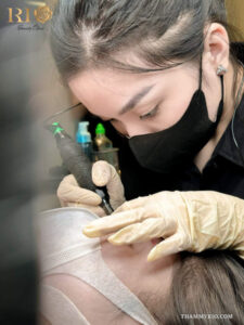 Professional technician creating natural ombre brows near me in Hanoi at Rio Beauty Clinic.