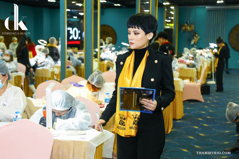 Professional master at DK Eyebrows & Beauty supervising a permanent makeup competition for ombre brows near me in Hanoi.