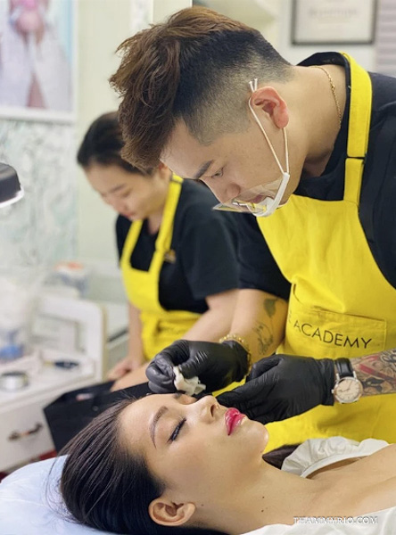 Professional artist performing ombre brows near me in Hanoi at Kevin Le Beauty Center for a natural permanent makeup look.