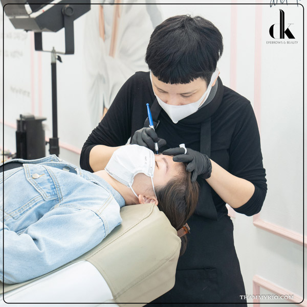 Professional technician performing powder brows near me in Hanoi at dk eyebrows & beauty salon.