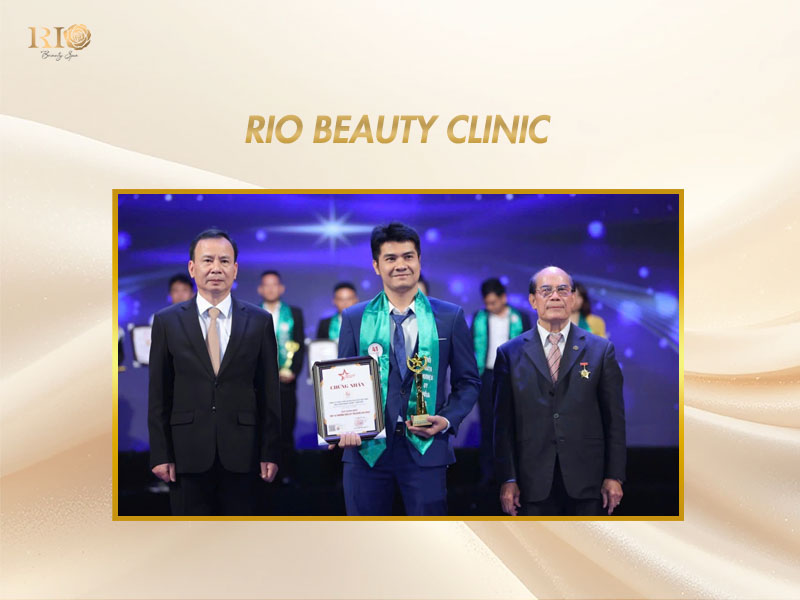 Rio Beauty Clinic receiving award for top cosmetic tattoo near me in hanoi