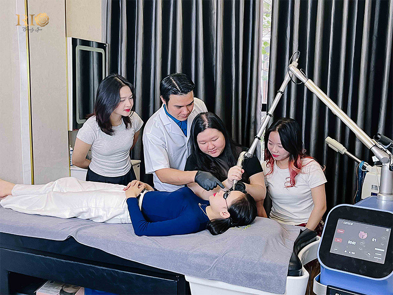 Laser experts Trần Mạnh Thắng and Phạm Thanh Tâm operating the Navy Ai Diode Laser system.