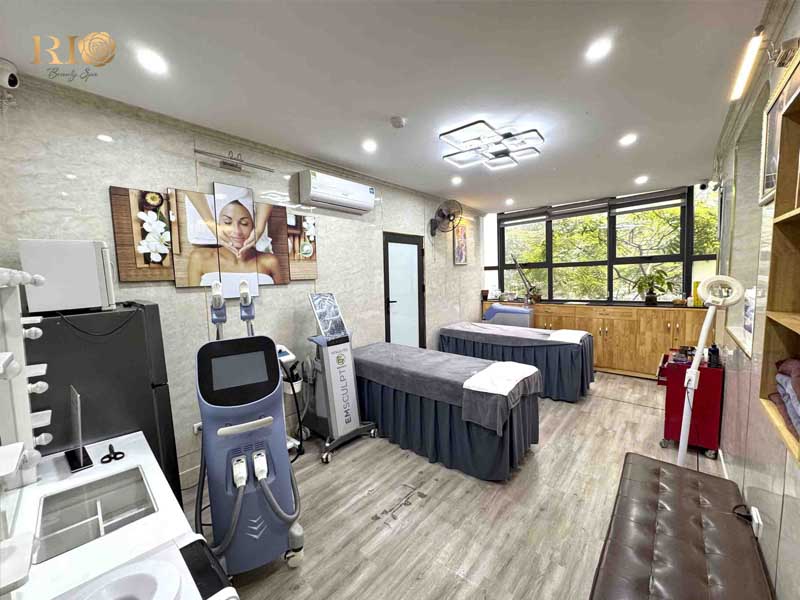 Modern treatment room for laser eyebrow tattoo removal near me in Hanoi at Rio Beauty Spa.