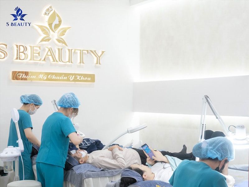 Professional skin analysis at a premium laser tattoo removal clinic near me in Hanoi - Rio Beauty Spa.