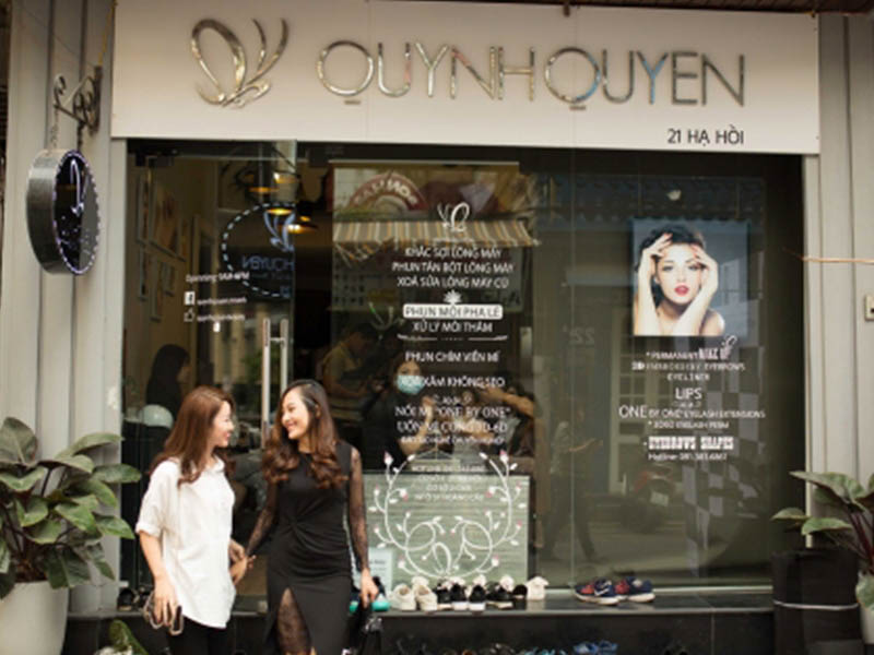 Quynh Quyen beauty salon storefront at 21 Ha Hoi, specializing in permanent makeup removal near me in Hanoi.