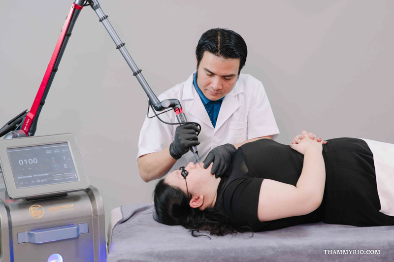 Professional doctor performing skin treatment using picosure laser near me in Hanoi