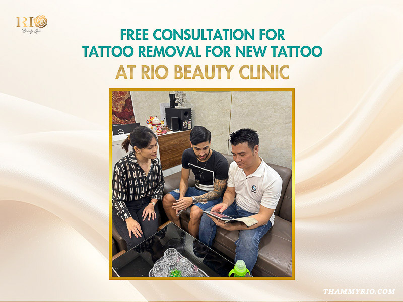 Free consultation for a tattoo removal for new tattoo with a specialist holding a tablet at Rio Beauty Clinic.
