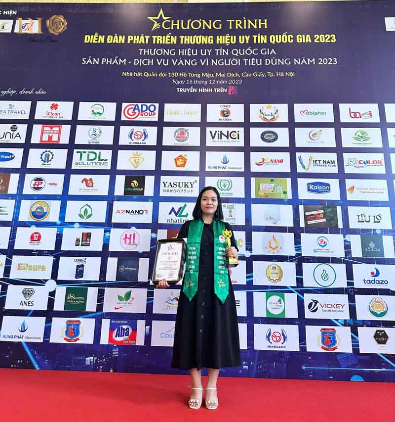 Laser and dermatology specialist Phạm Thanh Tâm receiving the best removal service award