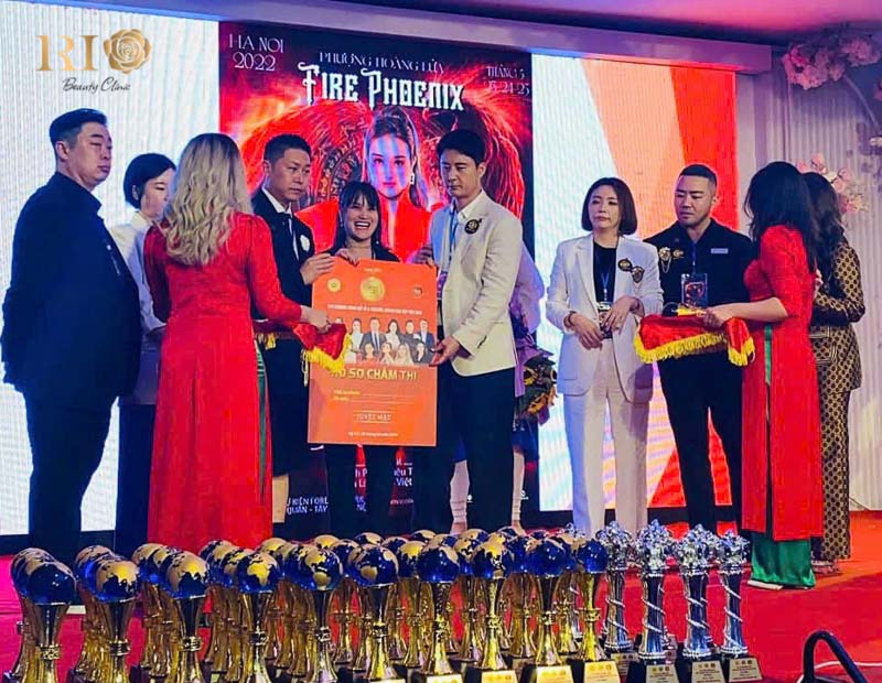 Master Artist Kiều Nhi received multiple PMU awards, including recognition for the Fire Phoenix lip restoration technique in 2022.