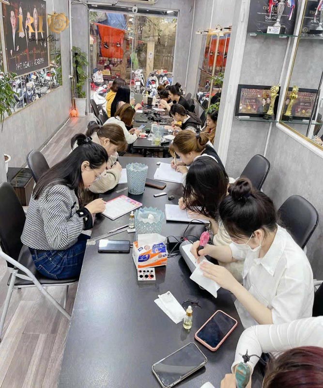 Chuyên gia Kiều Nhi hỗ trợ học viên đầy đủ dụng cụ học phun xăm và nhiều quyền lợi tại Thẩm Mỹ Rio Beauty Clinic