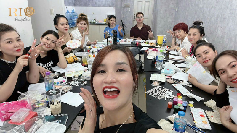 Chuyên gia Kiều Nhi trực tiếp đứng lớp đào tạo phun xăm thẩm mỹ tại Rio Beauty Clinic