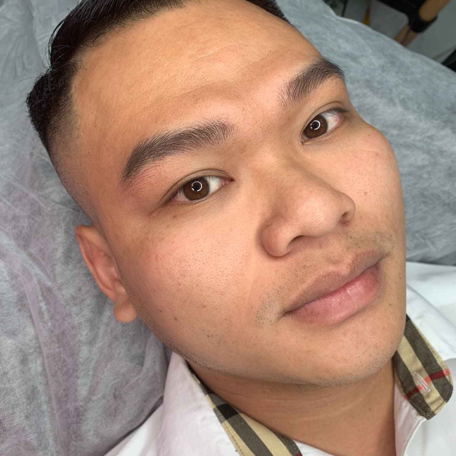 Chuyên gia Kiều Nhi thực hiện điêu khắc tạo sợi chân mày nam giới tự nhiên tại Thẩm Mỹ Rio Beauty Clinic