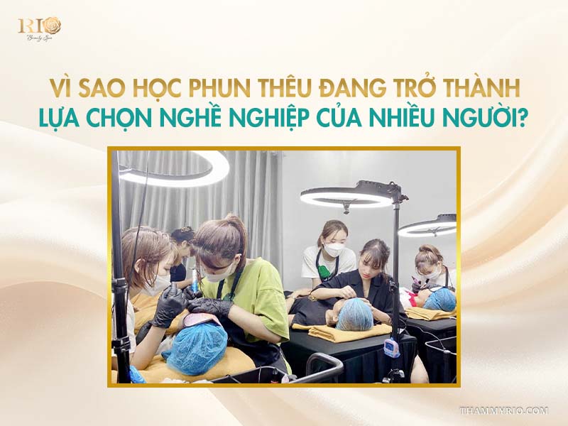 Hình ảnh thực tế học viên khóa dạy phun thêu thẩm mỹ tại Thẩm mỹ Rio, đang làm việc trên mẫu thật dưới ánh sáng chuyên nghiệp.