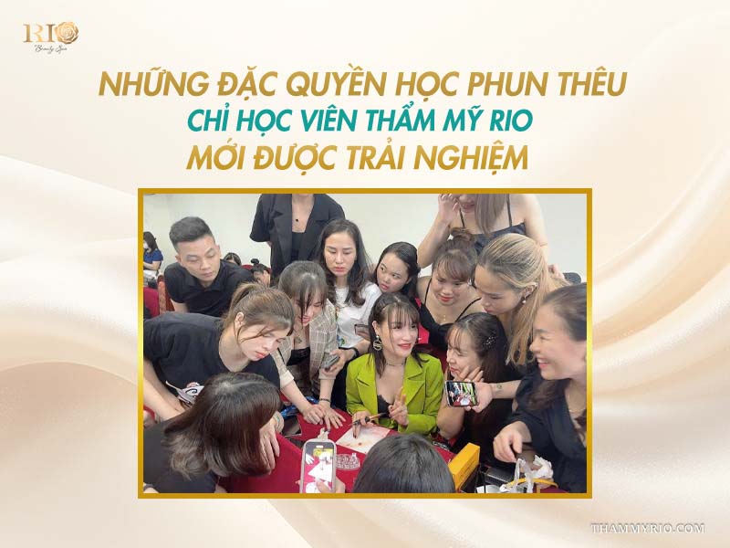 Nhóm học viên tập trung xem chuyên gia hướng dẫn kỹ thuật tại khóa dạy phun thêu thẩm mỹ Rio Beauty Spa.
