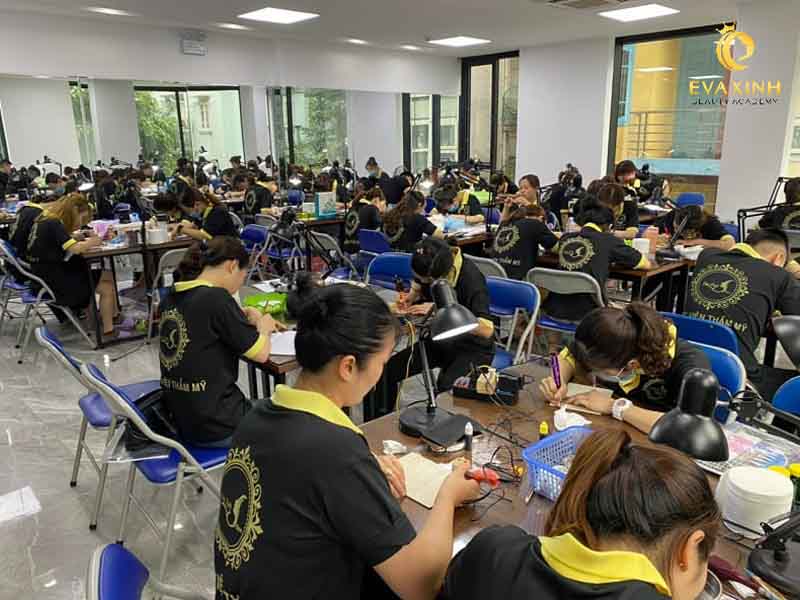 Lớp học thực hành phun xăm tại Eva Xinh - địa chỉ học phun xăm uy tín tại Hà Nội
