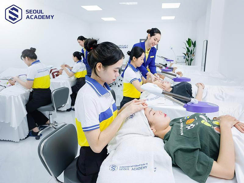 Lớp thực hành kĩ thuật thẩm mỹ tại địa chỉ học phun xăm uy tín tại Hà Nội